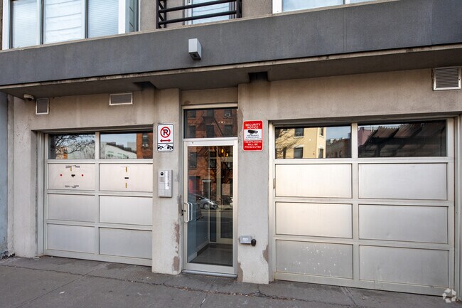 Entrada - 655 Washington Ave