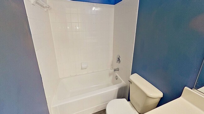 Foto del edificio - Modern Townhome Featuring Attached 1-Car Garage