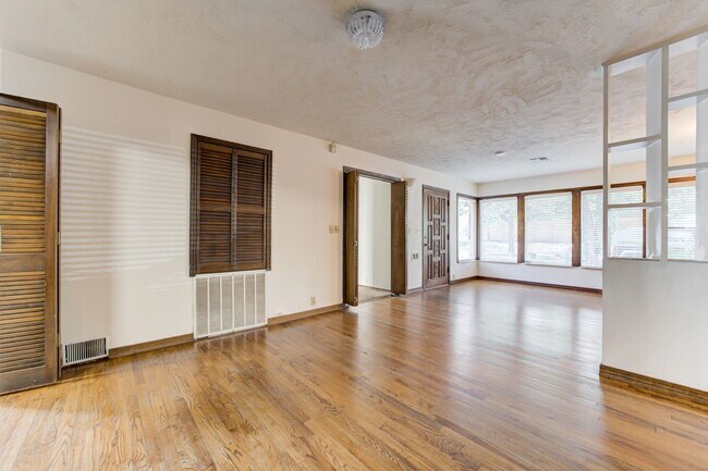 Foto del edificio - 600 S Flood Ave