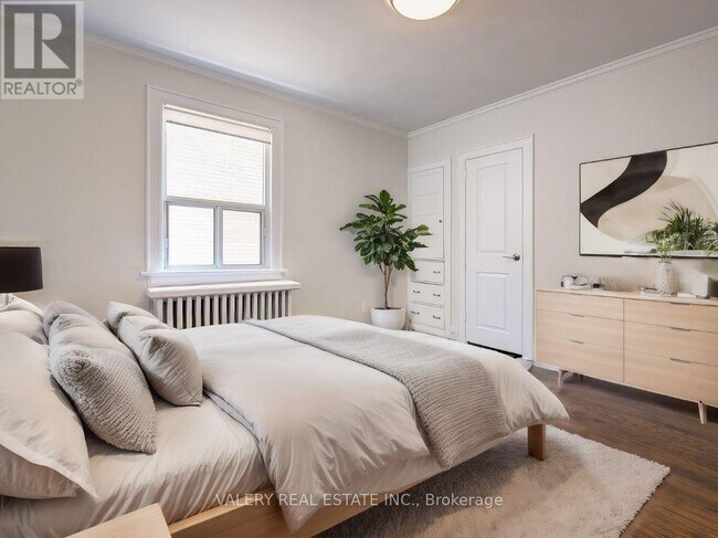 Photo du bâtiment - 2402 Queen St E