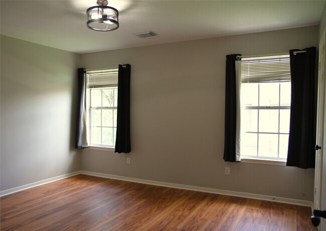 Foto del edificio - 1235 Deer Ridge Dr