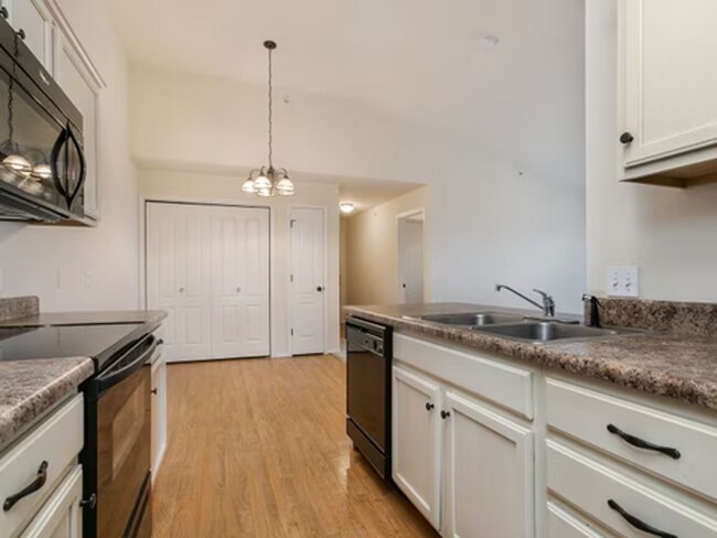 Building Photo - Town & Country Apartments