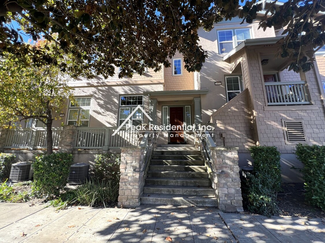 Foto principal - Wonderful 3bd/2.5ba Townhome-Great Location!