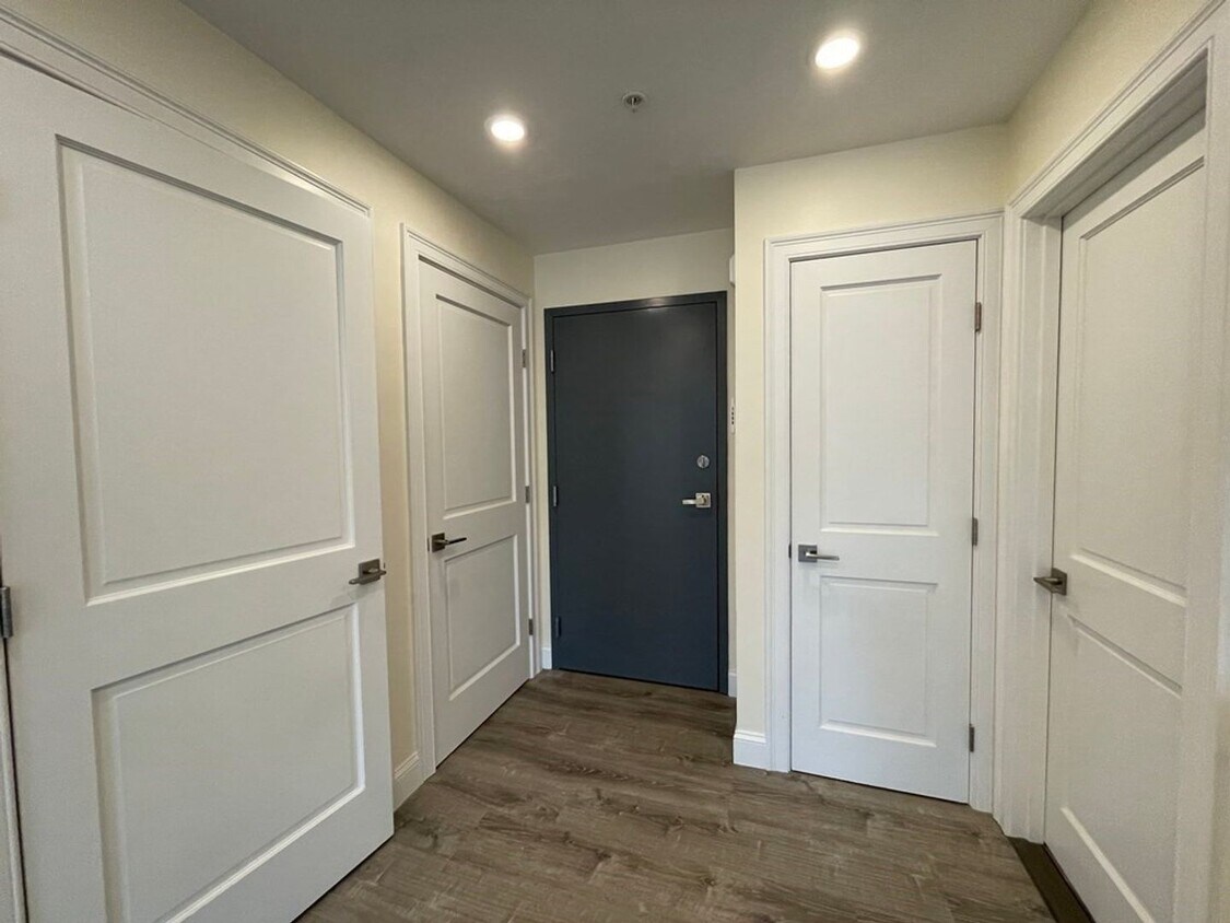 Building Photo - Top-notch and amazing apartment