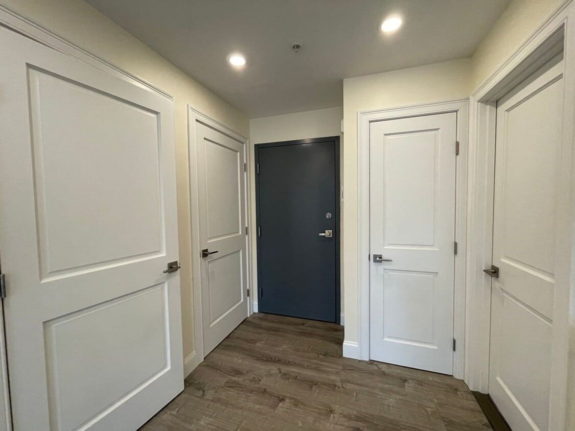 Building Photo - Top-notch and unique apartment