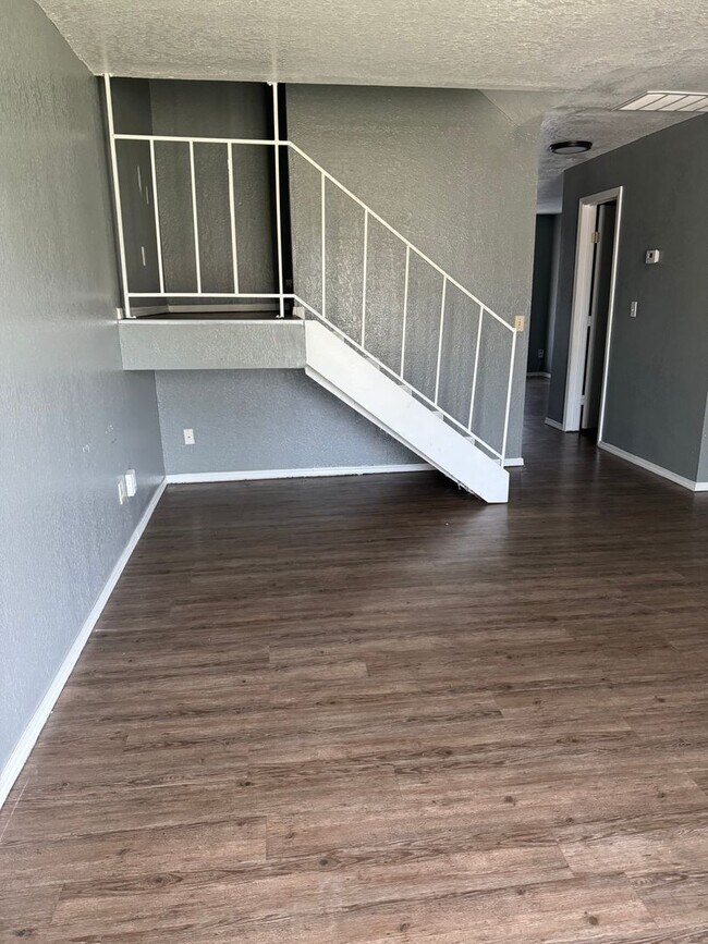 Building Photo - 2 bed, 2-1/2 bath