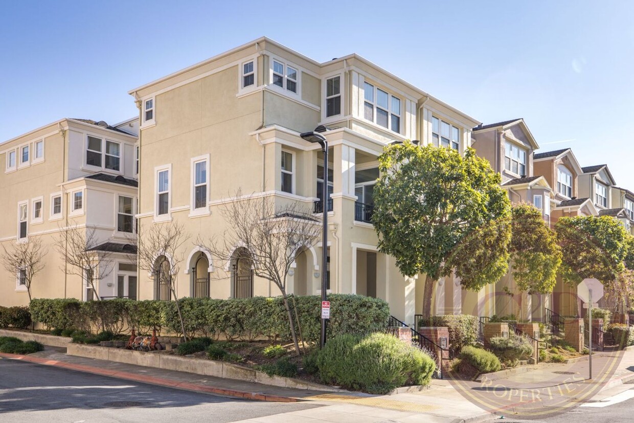 Foto principal - Sunset - 3 BR, 3.5 BA Townhouse 2,225 Sq. ...