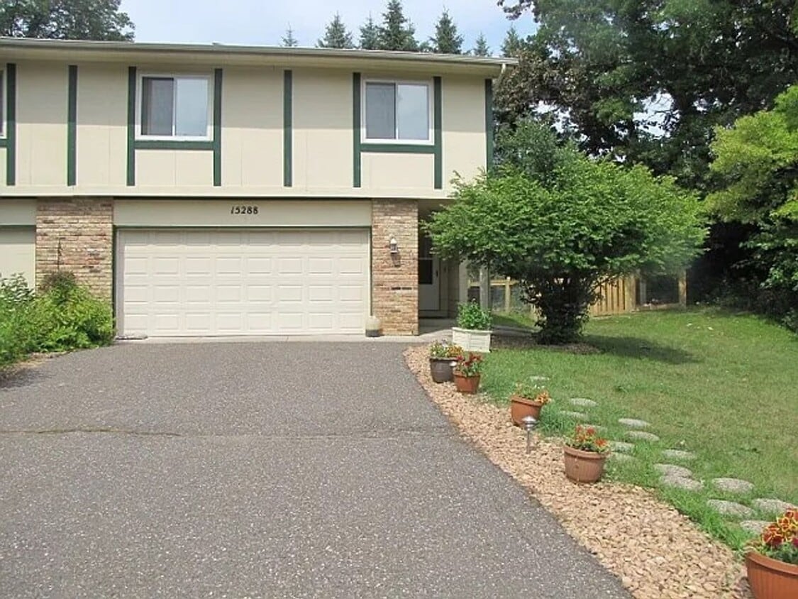 Foto principal - Great Eden Prairie location! 3 Bed/2 Bath ...