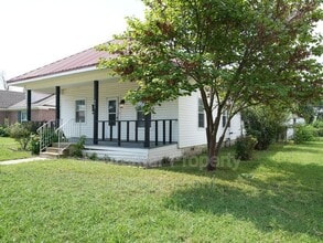 Building Photo - 323 E Will Rogers Blvd