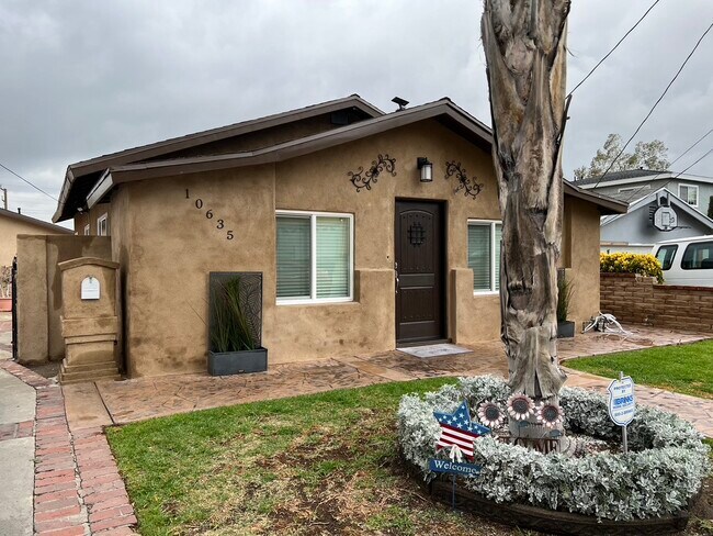Building Photo - 10635 Leolang Ave