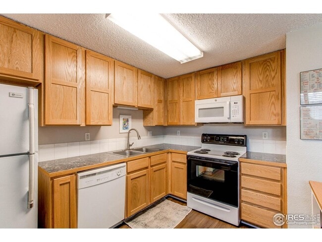 Building Photo - Mission Hills Condo