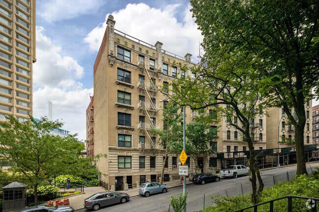 Building Photo - 552 Riverside Dr