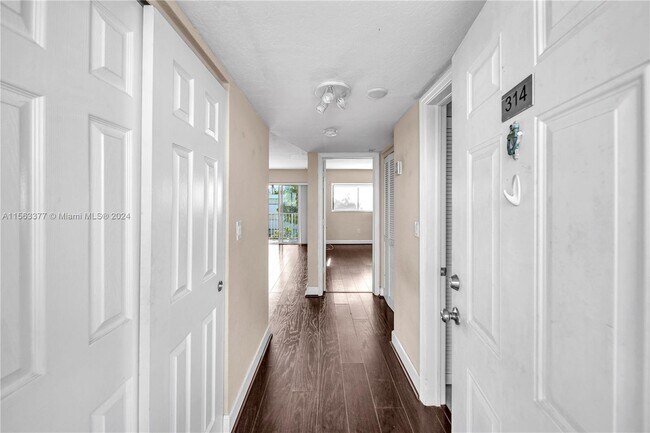 Building Photo - 7737 N Kendall Dr