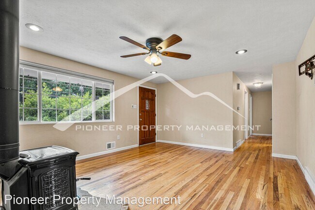 Foto del edificio - 3 br, 2 bath House - 4960 Indiana St