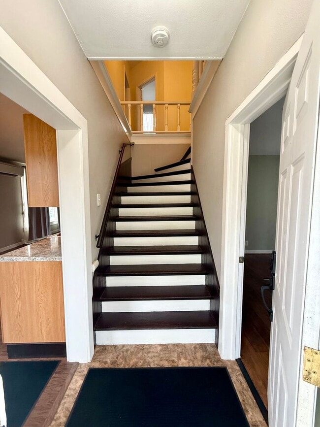 Building Photo - Spacious 4-Bedroom Cle Elum Home with Air ...