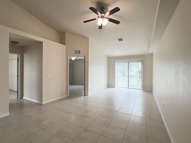 Foto del edificio - 3320 SW 7th Pl
