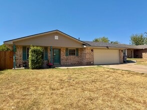 Building Photo - 5506 NW Cottonwood Dr