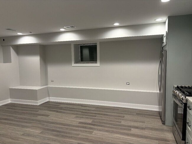 Foto del edificio - 3640 N Troy St