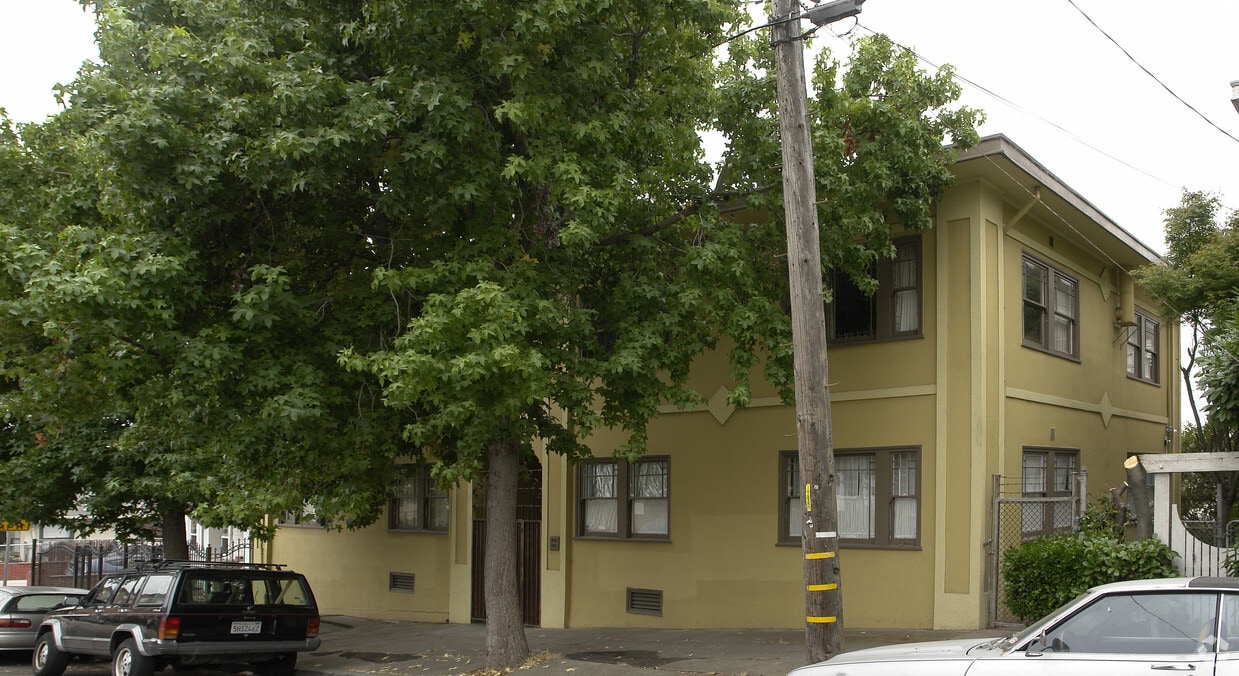 Building Photo - 1111 E 19th St