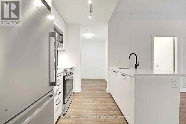 Photo du bâtiment - 1808 St Clair Ave W