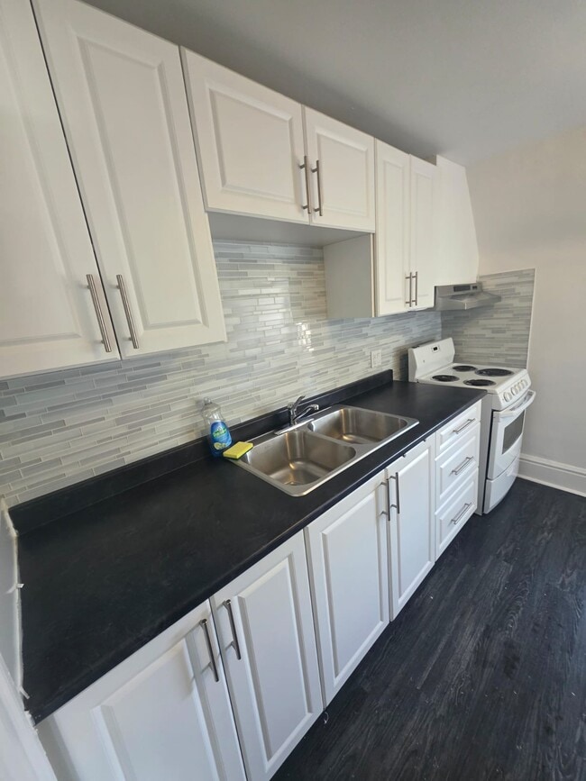 Building Photo - 159 Gladstone Ave