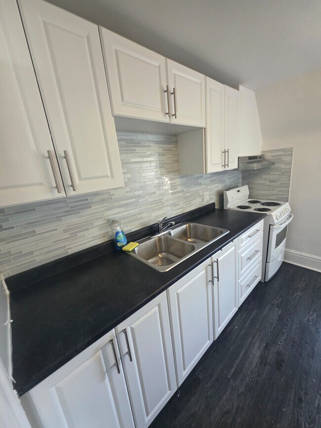 Building Photo - 159 Gladstone Ave