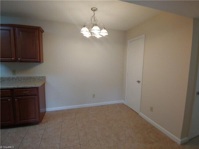 Foto del edificio - Condo near Guilford College!