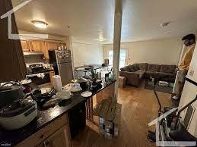 Foto del edificio - No Brokers Fee, No Security Deposit. Large...