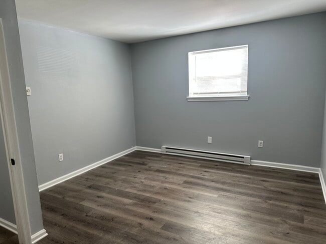 Building Photo - Colonial Court