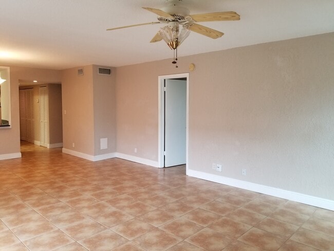 Building Photo - 430 Commodore Dr