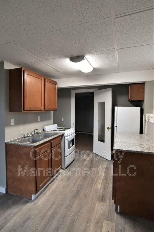 Primary Photo - 2 E Main St