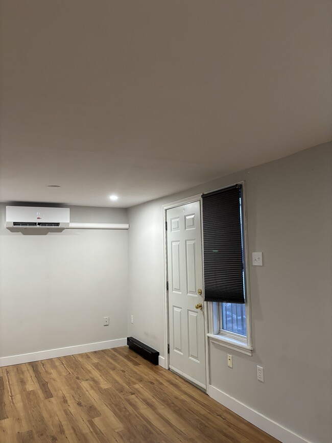 Building Photo - ONE BEDROOM APARTMENT IN THE HEART OF DOWN...