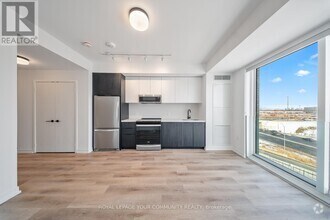 Building Photo - 5-605 York Garden Wy