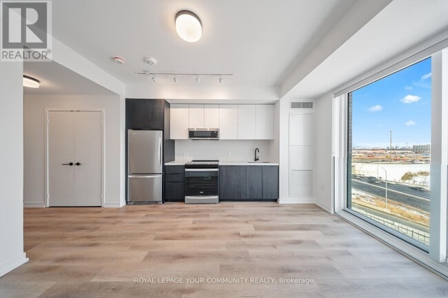 Building Photo - 5 York Garden Wy