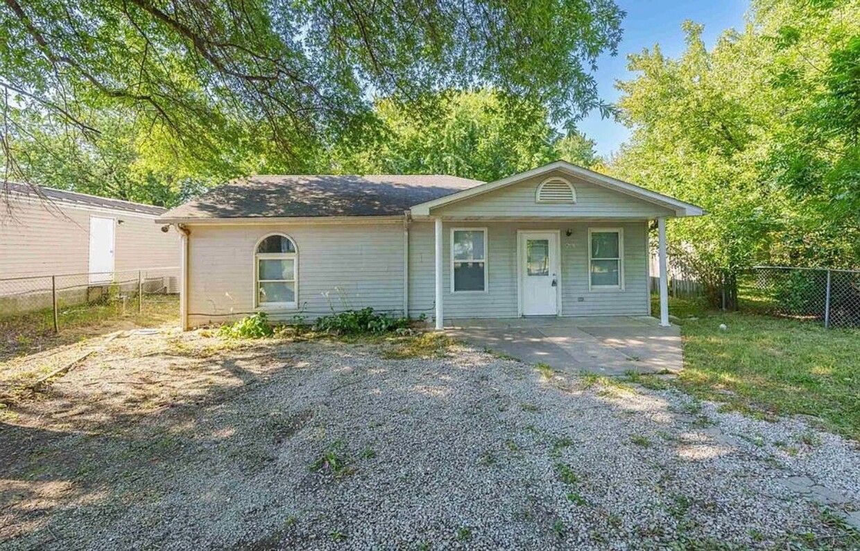 Primary Photo - Charming 2-Bedroom Ranch Home with Large B...