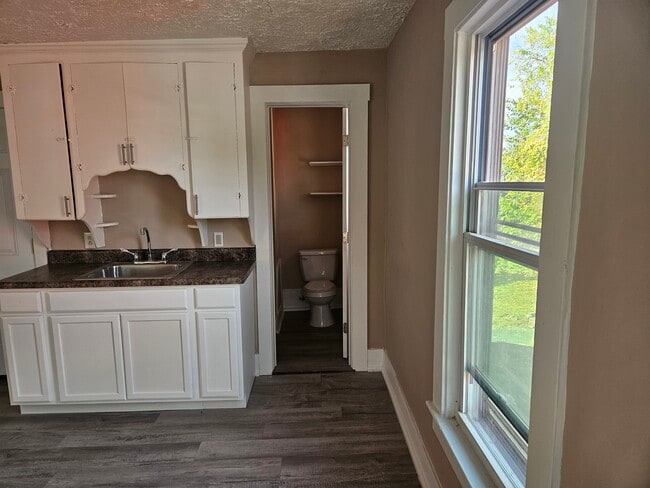 Apt B - 77 Saratoga Ave