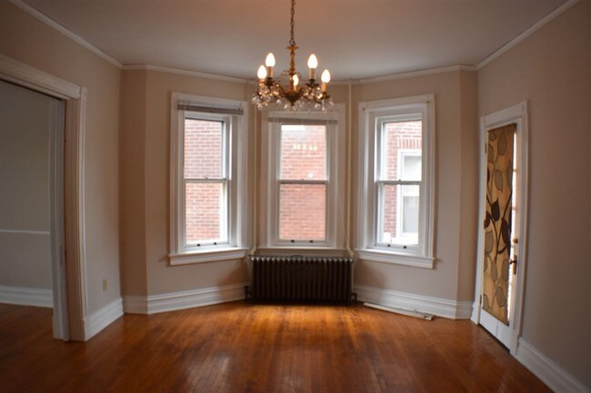 Building Photo - 905 W Broad St