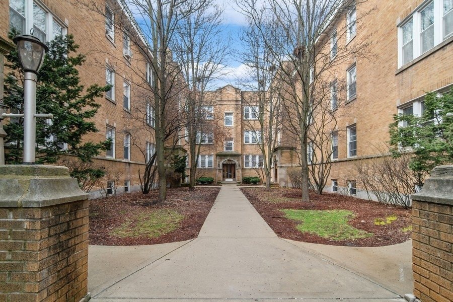 Photo - 611 W Briar Pl (Chicago, IL)