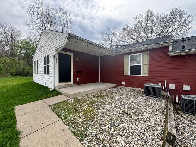Building Photo - 1329 Fraternity Village Dr