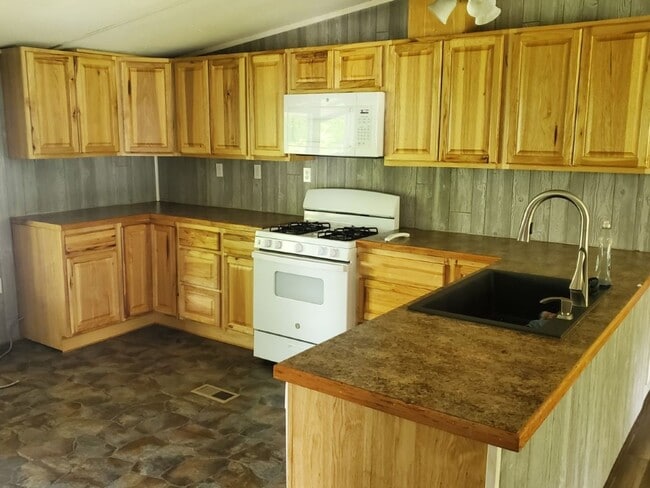 Building Photo - 3bd/2bath on 5 Acres located in Wartburg Tn