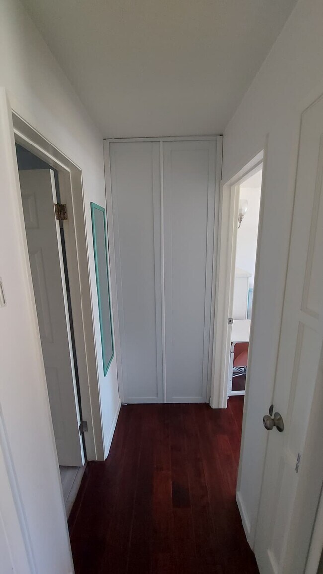 Pasillo - 224 F St