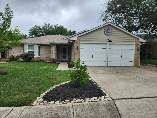 Building Photo - Super Cute 2 BR located in Live Oak with m...