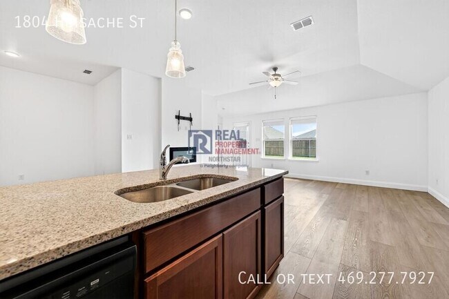Building Photo - 1804 Huisache St