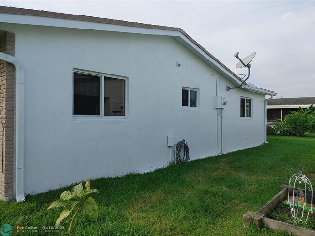 Building Photo - 6805 NW 14th Pl