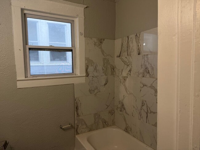 Building Photo - 2 Bedroom House - All electric