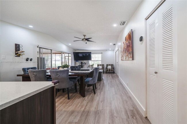 Building Photo - 5400 Lakewood Cir S