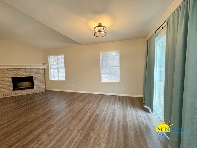 Building Photo - Renovated Navarre Home in a great neighbor...