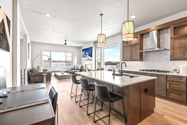 Building Photo - 6537 Silver Creek Dr