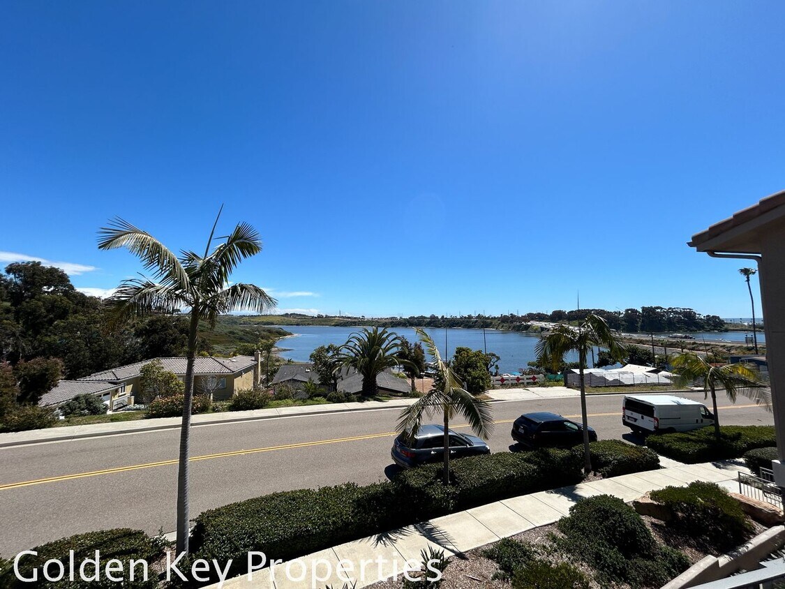 Primary Photo - Beautiful Tri-Level Condo in The Bluffs at...