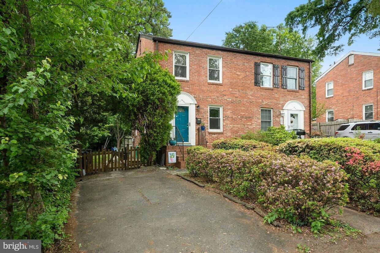 5805 Mt Vernon Dr, Alexandria, VA 22303 House Rental in Alexandria